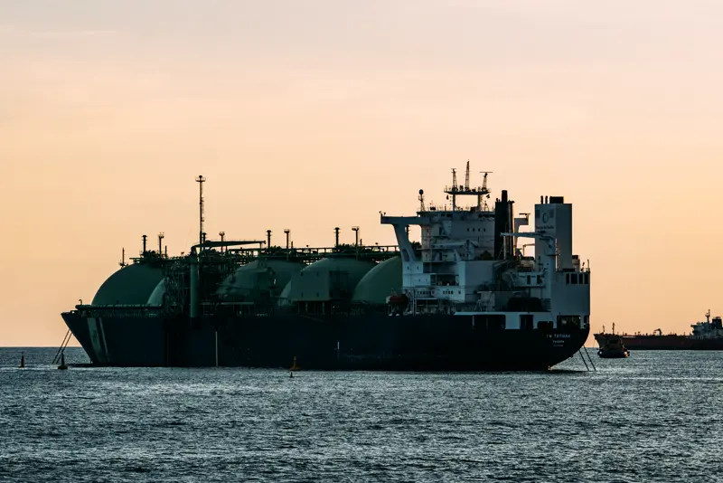 Barco en el horizonte