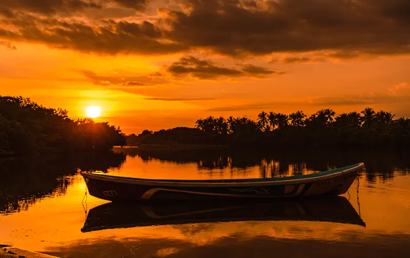 Bote al amanecer