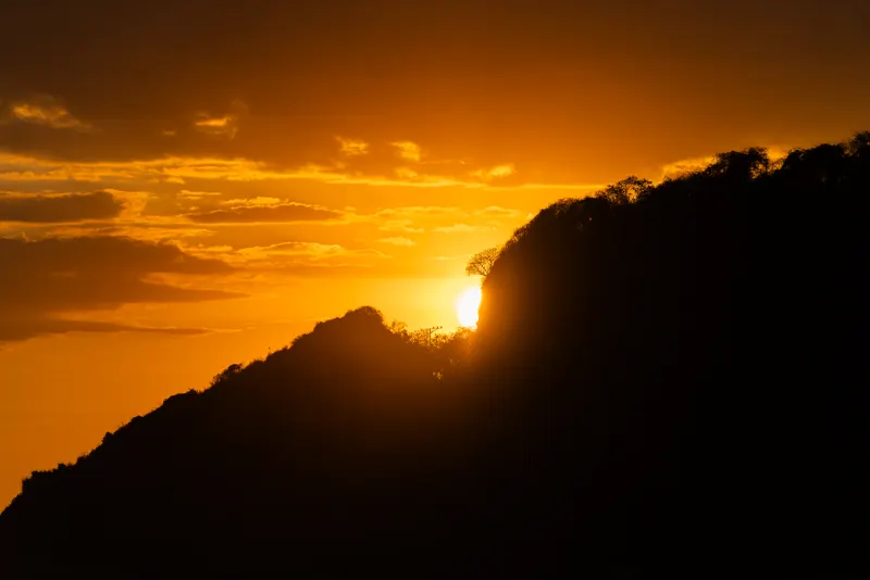 Sol tras el cerro