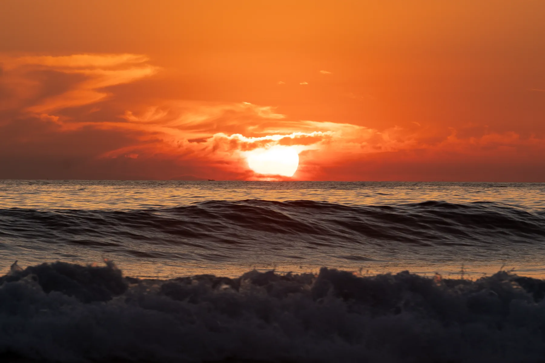 Ocaso entre las olas