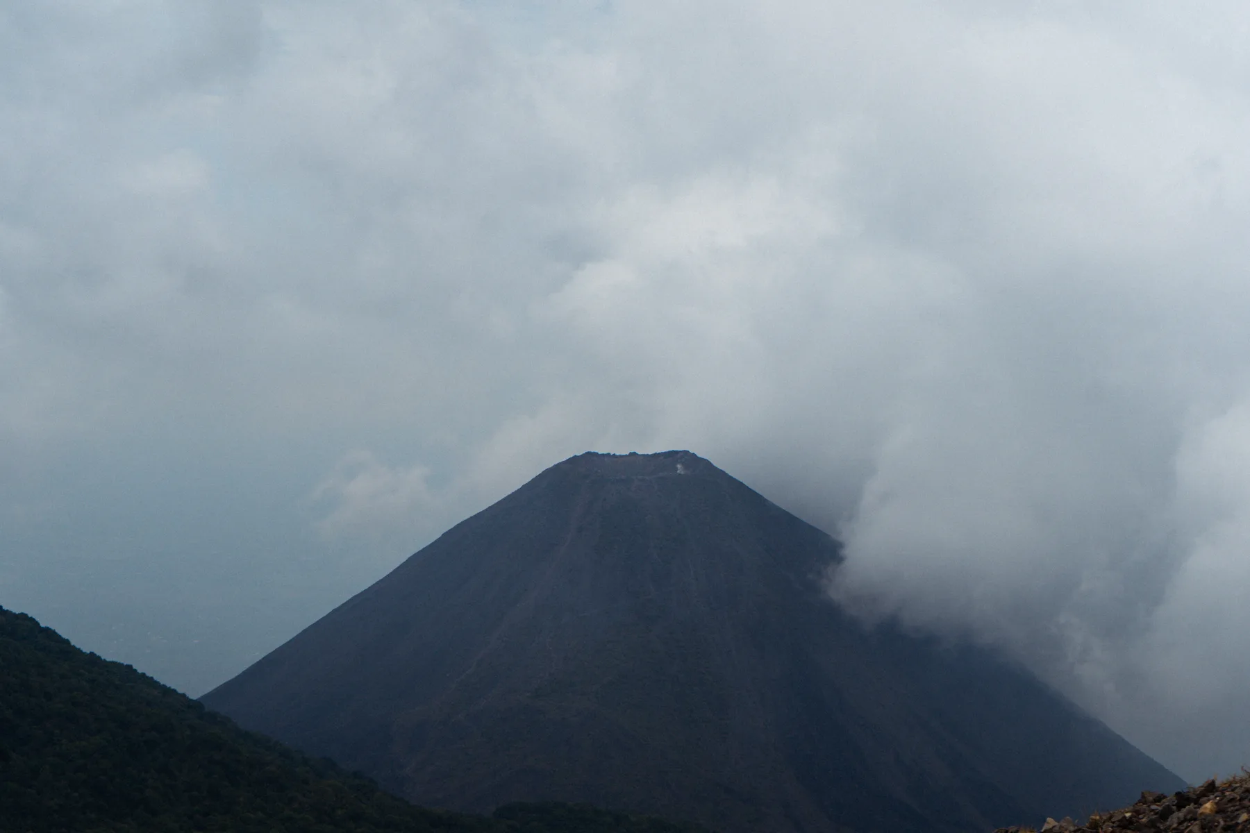 Volcán en la tormenta