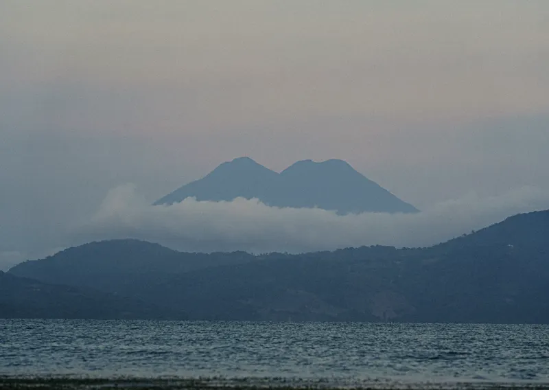 Volcanes entre nubes